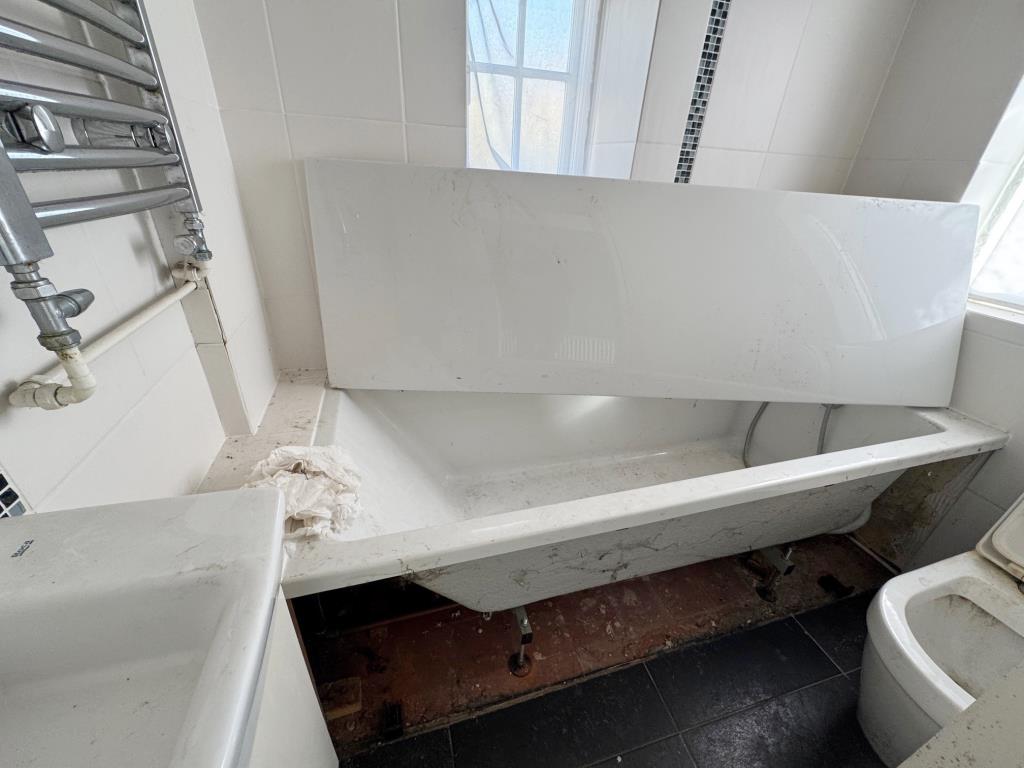Lot: 181 - PERIOD THREE-BEDROOM LODGE HOUSE FOR IMPROVEMENT - Bathroom